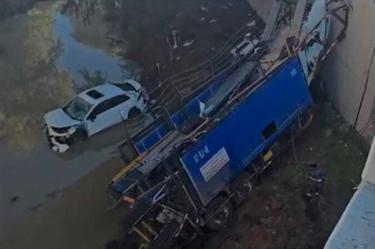 Un tráiler tipo nodriza cargado con ocho automóviles cayó a un barranco de aproximadamente 10 metros de profundidad.