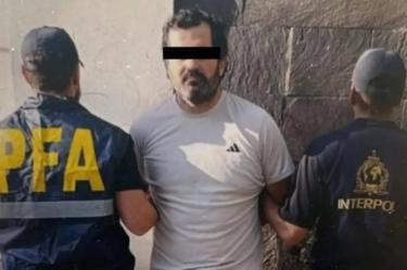 La defensa del almirante Fernando Farías Laguna desmintió que su traslado a México sea inminente y confirmó que el mando naval sigue recluido en Buenos Aires.
