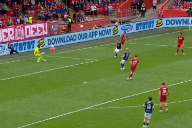 Marius Muller, del Aberdeen, ha cautivado al mundo del futbol.