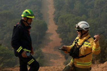 Dos ingenieros forestales conversan en un cortafuegos de Robledo de la Chavela durante los incendios en Madrid.