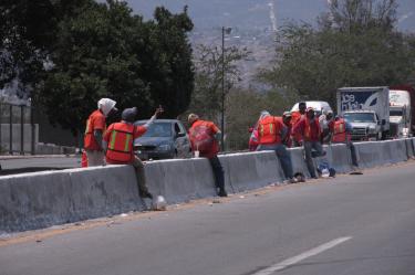 Tres trabajadores de Caminos y Puentes Federales