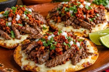 Deliciosos volcanes de arrachera con chorizo y mucho queso