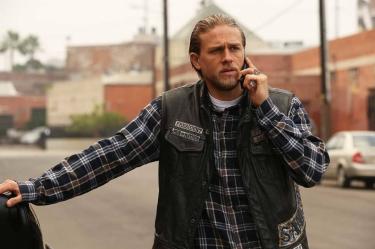 Charlie Hunnam volverá para la serie de Legends.