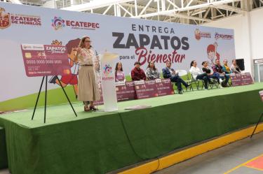 La alcaldía Ecatepec inició la entrega del programa "Zapatos para el Bienestar", otorgando tarjetas con 400 pesos a miles de familias para la compra libre de calzado escolar.