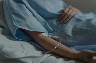 La nueva legislación francesa establece requisitos médicos específicos para acceder a la “ayuda a morir”.