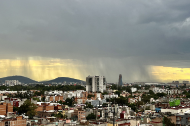 Tormenta eléctrica deja encharcamientos, ríos de agua y caos vial en la CDMX