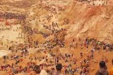 Más de 100 personas perdieron la vida al derrumbarse el martes una mina de oro artesanal en la República Centroafricana, según declaró un alto cargo de una asociación minera local.