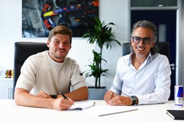 Max Verstappen en la renovación de su contrato con Red Bull junto al director del equipo Laurent Mekies