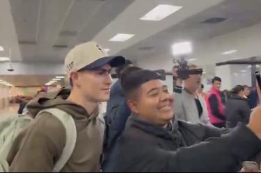 Armando ‘Hormiga’ González convivió con aficionados en el Aeropuerto Internacional de Guadalajara antes de emprender el viaje que lo llevará a Grecia para incorporarse al Olympiacos.