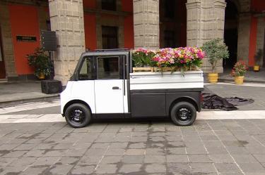 La presentación del nuevo modelo Olinia tuvo como escenario el Patio Central de Palacio Nacional.