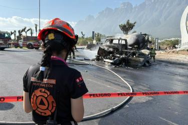 Derivado del impacto la revolvedora y una camioneta Mercedes-Benz se incendiaron y consumieron en su totalidad.