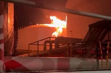 El impacto desató un incendio en la válvula superior de la cúpula de un tanque criogénico que supuestamente se encontraba fuera de operación.