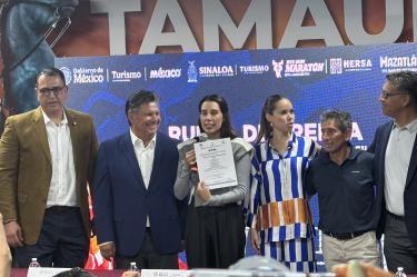 Durante la presentación del Gran Maratón Herza Mazatlán 2026 se presumió la certificación oficial de la competencia, documento que fue mostrado por Josefina Rodríguez Zamora, secretaria de Turismo del Gobierno de México, y que permitirá buscar la clasificación al Maratón de Boston.