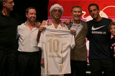 Ronaldinho luce la ‘10’ del Ravenna: “estoy muy feliz”
