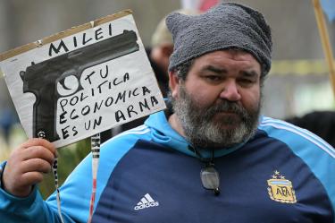 El endeudamiento de los hogares argentinos alcanzó su mayor nivel en 20 años durante el gobierno de Javier Milei.