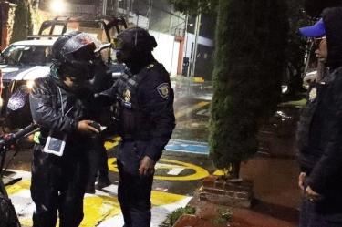 policías
