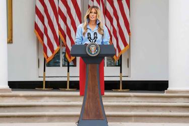 El regreso al ojo público de la esposa de Donald Trump llega en medio de las especulaciones sobre su relación.