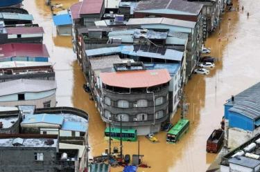 Sube a 159 el saldo de muertos por devastadoras inundaciones en el sur de China