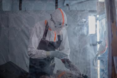 Un médico atiende a un paciente con la enfermedad por el virus del Ébola en el Centro de Tratamiento del Ébola (CTE) de Rwampara, en Bunia (Ituri), al este de la República Democrática del Congo.
