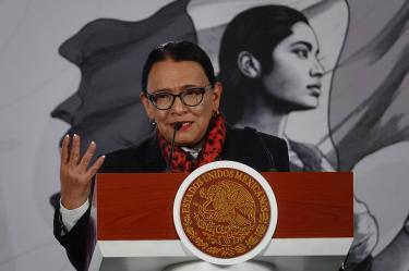 Rosa Icela Rodríguez, titular de la Secretaría de Gobernación, hablando frente al atril presidencial durante la conferencia matutina.