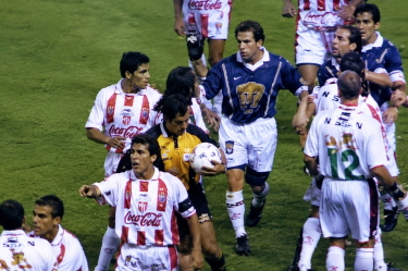 Pelea entre Pumas y Necaxa