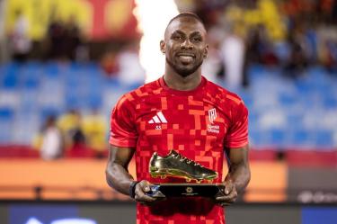 Julian Quinones recibe premio de Maximo Goleador de la Liga Saudi con Al Qadisiya