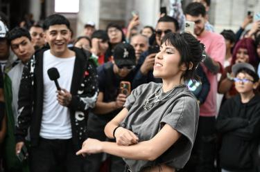 "Farmear aura" consiste en un duelo de actitud y gestos donde gana quien se ve mejor