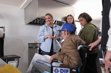 La gobernadora de Chihuahua entregó sillas de ruedas, muletas y bastones a personas con discapacidad