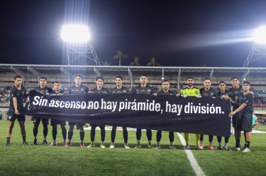 Los futbolistas del Atlético La Paz salieron al calentamiento con mensajes en sus camisetas.