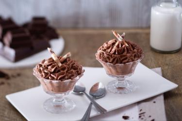 El mousse de chocolate sin huevo es una receta muy sencilla.