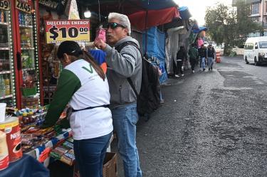 Usuarios deben bajar de la banqueta para continuar su camino.