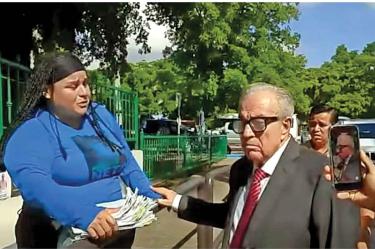 Madres buscadoras increpan a Rocha en Palacio de Gobierno