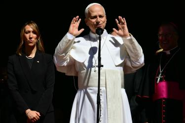 El pontífice recorrió la Plaza de la Libertad y celebró un servicio religioso en la basílica local tras ser acogido por autoridades y la fanfarria militar de San Marino.