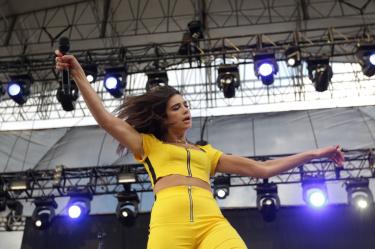 Dua Lipa cumple años y su hermana Rina comparte fotos juntas