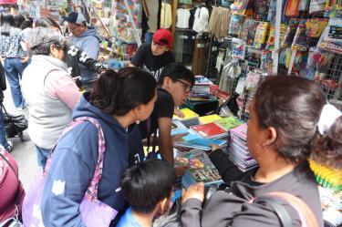 Padres de familia buscan útiles escolares en Centro de CDMX