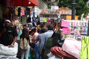 Padres de familia buscan útiles escolares en Centro de CDMX