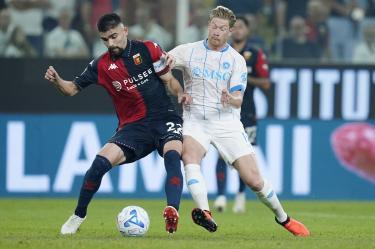 Kevin De Bruyne pelea el balón ante Johan Vásquez, cometiendo una falta no marcada y anotando en favor del Napoli.