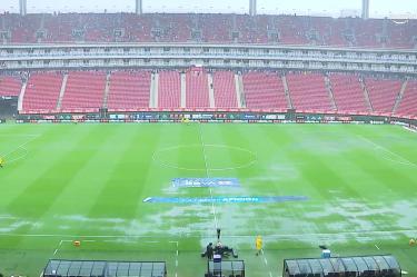 Diluvio en Zapopan inundó la cancha del Estadio Akron previo al partido entre Chivas y Xolos del Apertura 2026.