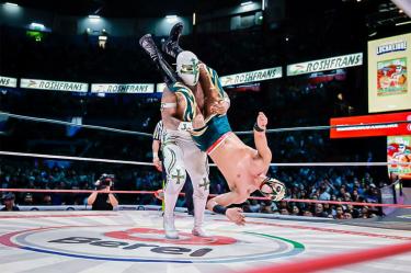 Triunfa la rudeza en la lucha estelar de la Arena México