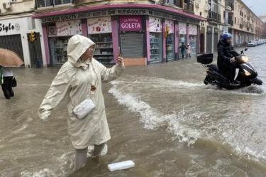 Alrededor de 300 personas que se encontraban en un camping tuvieron que ser evacuadas; un centenar se alojó en el polideportivo municipal.