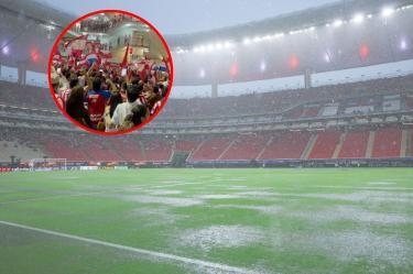 El partido entre Chivas y Xolos se retrasó más de 2 horas debido a la lluvia torrencial.