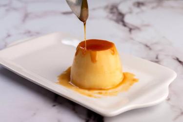 El flan de taza hecho en microondas es un postre rápido.