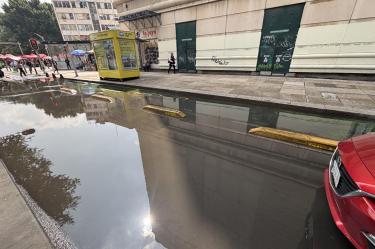 La acumulación de agua obliga a los usuarios a chapotear en encharcamientos.