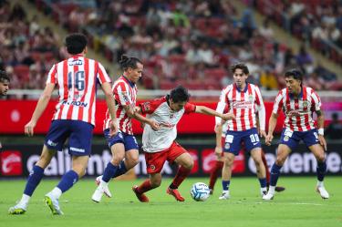La afición de Chivas se rindió ante Gilberto Mora