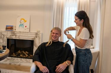 Erling Haaland presumió a través de sus cuentas de redes sociales su corte de cabello antes de debutar en la temporada de la Premier League.
