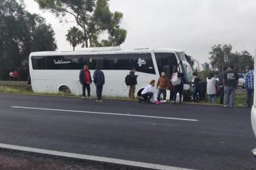 Protección Civil del Estado de México y cuerpos de emergencia acudieron al sitio para atender a los pasajeros.