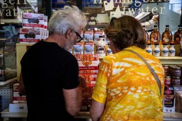 Comerciantes observan productos