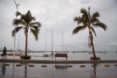 Iselle se localiza aproximadamente a 955 kilómetros al sur-suroeste de Cabo San Lucas