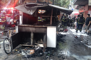 Un hombre sufrió quemaduras y fue atendido por paramédicos luego de un incendio provocado por una fuga de gas en un puesto semifijo de venta de alimentos.