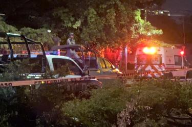 De acuerdo con reportes, pasadas las siete de la noche, sujetos armados arribaron al velorio y dispararon en repetidas ocasiones contra las víctimas, quienes murieron en el lugar.